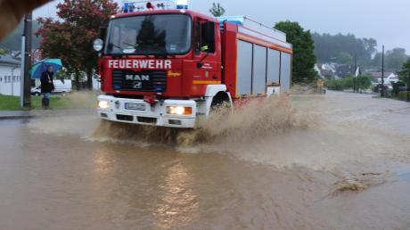 Auch in Hohenreichen wütete das Unwetter. Dort blieb ein Auto in den Wassermassen stecken.  	