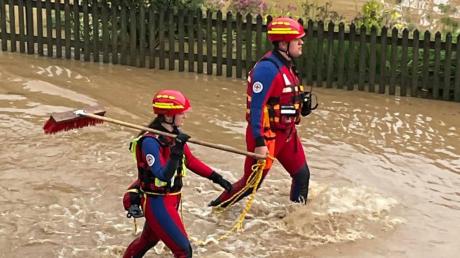 Ein Bild vom Hochwasser in Frauenstetten im Juni 2021. Dort konnte die Feuerwehr nicht allen gleichzeitig helfen. So waren sowohl die Wasserwacht (wie hier in Frauenstetten) als auch Nachbarn und andere private Hilfskräfte gefragt.  	 	