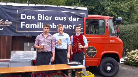Einen Partyservice mit einem zur Bar umgebauten Feuerwehrauto haben Michael Scheil, Florian Schmidt und Daniel Uhl aus Wortelstetten ins Leben gerufen. 	 	
