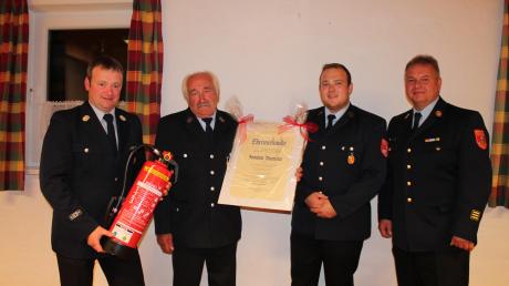 Joachim Neumeier (Zweiter von links) wurde zum Ehrenmitglied der Feuerwehr Rieblingen ernannt. Ihm gratulierten (von links) Christian Thoma, Thomas Döhnel und Uwe Neidlinger.  	