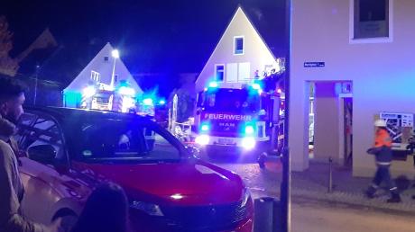 Einige Feuerwehrfahrzeuge rücken am Mittwochabend an, um den Schwelbrand auf dem Dach eines Gebäudes am Wertinger Marktplatz zu löschen.  	
