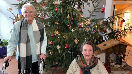 Therese Wagner und Sieglinde Sailer (von links) wohnen im Seniorenheim St. Klara in Wertingen. Zu Weihnachten gab es dort nicht nur Schals, es wurde auch gemeinsam gefeiert.  	