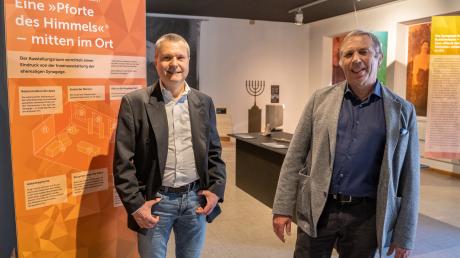 Johannes Mordstein (links) und Bernhard Hof freuen sich auf die Eröffnung der neuen Ausstellung in Buttenwiesen. Unser Bild zeigt sie im neu gestalteten Ausstellungsraum in der ehemaligen Synagoge. 