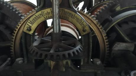 Auf dem Messingschild sind die  Herstellerangaben zu sehen. Mannhardt fertigte aber nicht nur Uhren, sondern auch Tötungsgerät. 