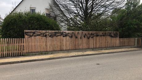 Ein unbekannter Täter hat diesen Zaun in der Hettlinger Straße in Laugna beschmiert und einen Schaden von 5000 Euro verursacht. Die Polizei sucht nach Zeugen und Hinweisen. 