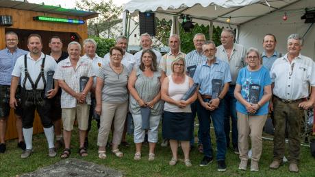 Das 25-jährige Bestehen des "Trägervereins Bürgerheim Sontheim" wird ausgelassen gefeiert. Die Gründungsmitglieder werden an diesem Tag geehrt und erhalten ein Geschenk. 