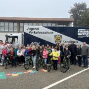 Die Jugendverkehrsschule des Landkreises ist wieder unterwegs. Den Anfang machten nun die Schülerinnen und Schüler der Grundschule Buttenwiesen/Pfaffenhofen. 