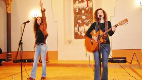 Zeichen setzen gegen Hass und Gewalt gehörte auch zum Konzert von “Vivid Curls” in der Alten Synagoge in Binswangen.  