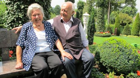 69 Jahre waren Aurelia und Erwin Müller - hier eine Aufnahme in ihrem Garten -  glücklich verheiratet. Am vergangenen Samstag ist die Seniorchefin des Versandhauses Erwin Müller im Alter von 90 Jahren verstorben.