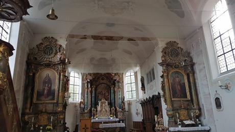 Ein Netz wurde im Innenraum der Kirche in Binswangen angebracht. Es wurde angebracht, weil ein Gutachter Zweifel daran hatte, ob der Putz an der Decke hält. 