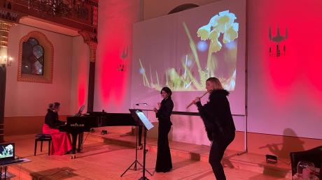 Barbara Bartmann, Annette Sailer und Sonja Lorenz-Bayer haben als „Trio Fleurs“ ihre erste CD herausgebracht. Darauf zu hören: „Blumenlieder“ mit viel Seele. In der Synagoge Binswangen haben sie die CD vorgestellt.        