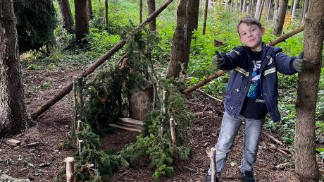 Matteo Schurer in der Anfangsphase seines Wunschprojekts, das mittlerweile schon weiter gediehen ist. Ab 3. Dezember kehrt im Wald in Hinterried Weihnachtszauber ein.