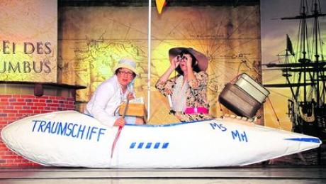 Die beiden Ratschkattln Martina Sapper und Margit Hirle machten sich mit ihrem skurrilen Traumschiff auf zu einer Kreuzfahrt auf dem Rothsee.