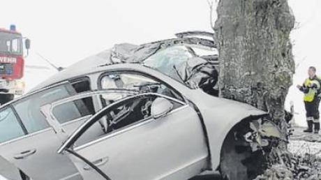 Gegen einen Baum geprallt: Der 67-jährige Fahrer dieses Autos starb in der Nähe von Biburg. 