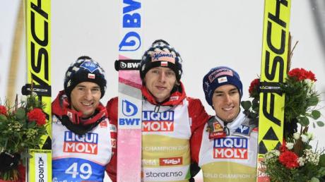 Zweitplatzierter Kamil Stoch (l-r), Sieger Dawid Kubacki und Drittplatzierter Stefan Kraft posieren nach der Siegerehrung.