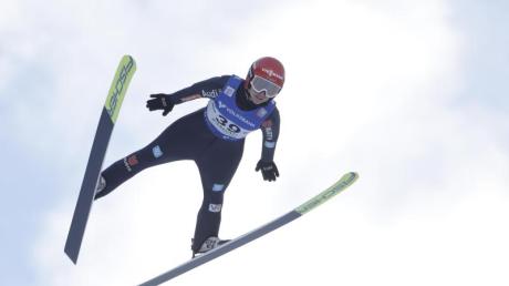 Skispringerin Katharina Althaus wünscht sich eine zügige Einführung einer Vierschanzentournee für Frauen.