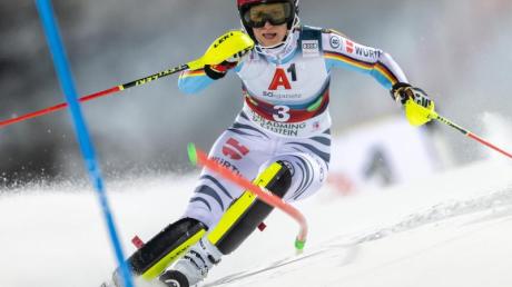 Die deutsche Skirennfahrerin Lena Dürr gilt bei den Winterspielen in Peking als Medaillenanwärterin.