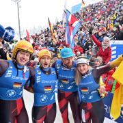 Toni Eggert (l-r), Sascha Benecken, Max Langenhan und Anna Berreiter holten in Oberhof Gold im Team.