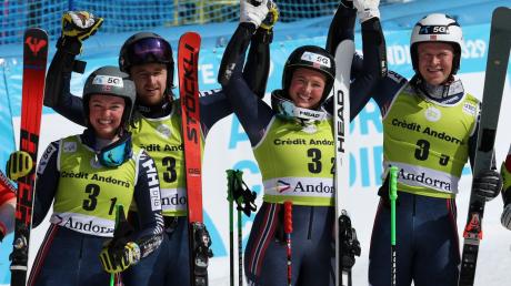 Thea Louise Stjernesund (l-r), Rasmus Windingstad, Maria Therese Tviberg und Timon Haugan vom norwegischen Team jubeln nach ihrem Sieg.