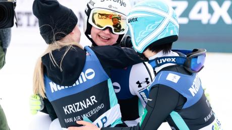 Ema Klinec (M) wird nach ihrem Sieg beim Skifliegen in Vikersund gefeiert.