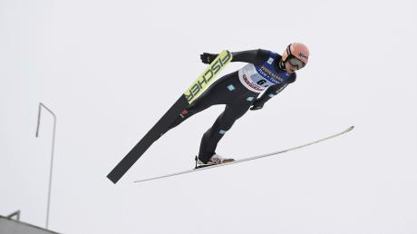 Karl Geiger ist in Lahti auf den dritten Platz gesprungen.