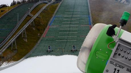 Eine Schneekanone steht im Olympiastadion in Garmisch-Partenkirchen. Sieht so das Skispringen der Zukunft aus?