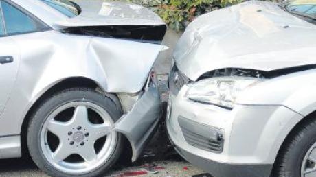 Am vergangenen Sonntag fuhr eine Frau einem abbiegenden Wagen ins Heck und verursachte einen Schaden in Höhe von 3500 Euro (Symbolbild).
