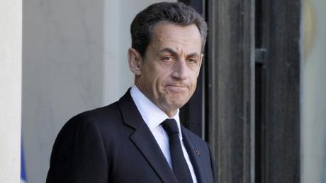 Seine hochschwangere Frau wartet im Krankenhaus auf die Niederkunft, doch Frankreichs Staatschefs Sarkozy eilt nach Frankfurt zu Gesprächen mit den Kanzlerin. Foto: Horacio Villalobos dpa
