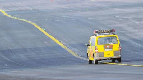Die Mitarbeiter der Vorfeldaufsicht sitzen in den gelben „Follow-me-Wagen“, die die Jets durch das Flughafengewirr leiten. Wie viel sie verdienen sollen, ist ein Knackpunkt des Tarifkonflikts zwischen Fraport und der Gewerkschaft der Flugsicherung. 