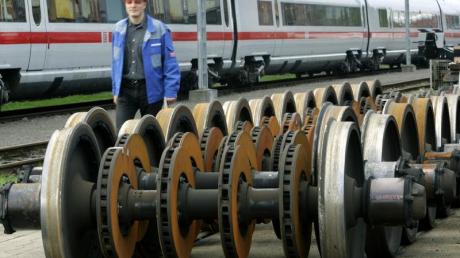 Neue Radachsen für ICE-Züge auf dem Gelände des Instandhaltungswerkes der Deutschen Bahn AG in Krefeld. 
