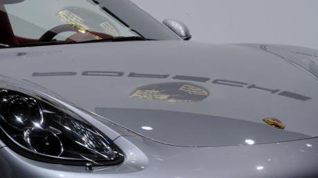 Ein junger Porschefahrer ist in Senden gegen eine Ampel geprallt. Symbolbild