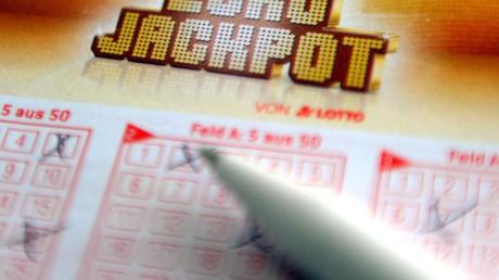 Um den Eurojackpot zu knacken, müssen Lottospieler 5 aus 50 sowie 2 aus 10 Zahlen richtig tippen.