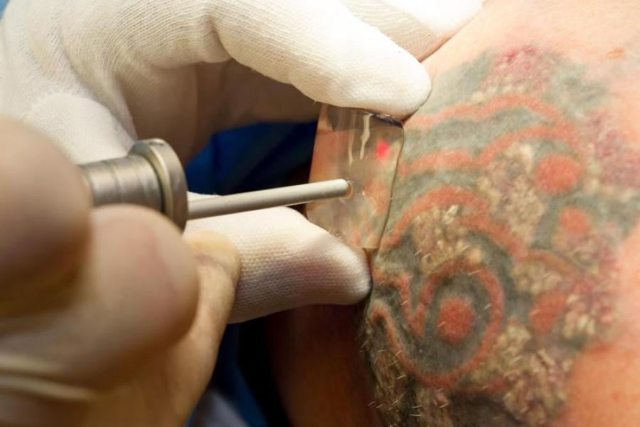 Frau bilder tattoos intim Die 10