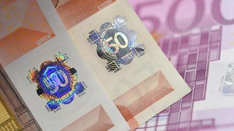 Neben Druckern und großen Mengen an speziellem Papier  stellte die Polizei in einer Geldfälscherwerkstatt in Landshut auch 60 gefälschte  50-Euro-Scheine sicher. (Symbolfoto)
