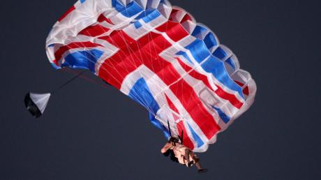 Dieser Stuntman ahnte im Jahr 2012 wohl noch nicht, welches symbolträchtige Bild er mit seinem Auftritt bei den Olympischen Spielen in London einmal abgeben würde. Aber seit gestern ist es offiziell: Großbritannien wagt den Absprung aus der Europäischen Union. 	 	