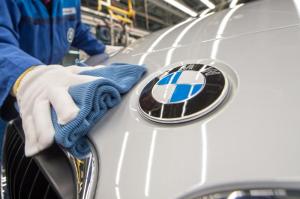 Endkontrolle im BMW-Werk in Regensburg. Die Produktion ruht dort nun für mindestens eine Woche.