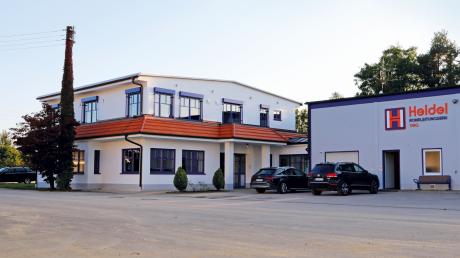 2016 wurde das Bürogebäude der Rohrleitungsbau Fritz Heidel oHG an der Mühlstraße in Glött aufgestockt.
