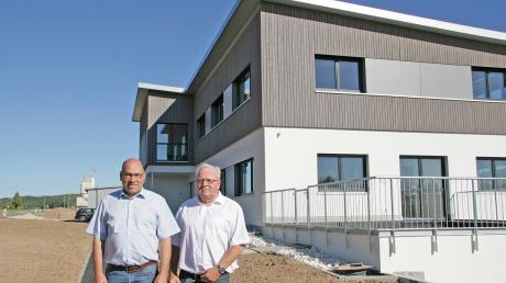 Die Geschäftsführer Johannes Käser (rechts) und Bernhard Raab vor dem imposanten Neubau des Verwaltungsgebäudes der Firma Thannhauser Straßen- und Tiefbau GmbH in Fremdingen. 