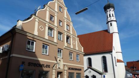 Im Schatten der Spitalkirche steht das repräsentative Geschäftshaus von Schreibwaren Steckeler. In der  Spitalkirche findet an Gründonnerstag ein besonderes Konzert statt. 