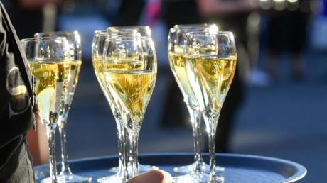 Champagner gibt es nur auf exklusiven Feiern und in der Formel 1? Das gilt schon lange nicht mehr - mittlerweile gibt es den edlen Tropfen auch auf dem Augsburger Plärrer.