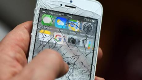 Die Handys von zwei Männern wurden bei einem Streit in Krumbach beschädigt.