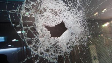 Zwei Fensterscheiben eines Gebäudes in Konzenberg hat ein 32-jähriger Mann zertrümmert.