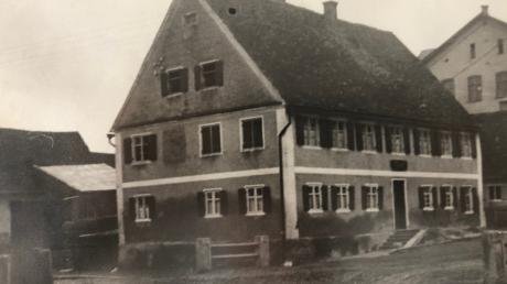 Ein Bild aus den Anfangszeiten der Firma Hoser Holzgestaltung. Noch heute findet man das Familienunternehmen am Standort am Marktplatz in Aislingen.