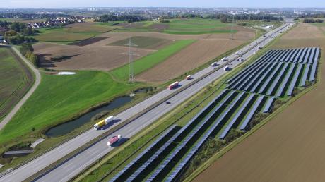 Entlang der Autobahn erstreckt sich der Solarpark Haberskirch – gebaut von den Sielenbacher Energiebauern. Sie möchten im Landkreis weitere Photovoltaikanlagen auf der freien Fläche realisieren. 