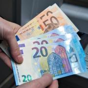 Wer Arbeitslosengeld bekommt, hat in der Regel weniger Geld als zuvor. Wie viel ist es bei 2000 Euro netto?