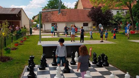 Die Gemeinde Rohrenfels (Kreis Neuburg-Schrobenhausen) hat bereits einen Mehrgenerationenspielplatz (Bild). In Adelsried soll es auch bald einen geben.