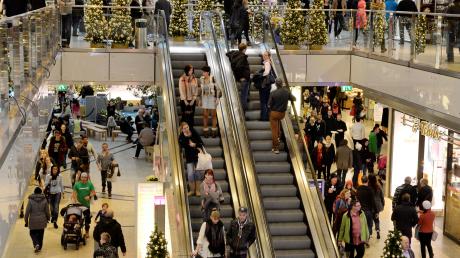 Ein Bild aus guten Tagen: Vor Weihnachten ist die City-Galerie in Augsburg voller Menschen. Jetzt geht es in Corona-Zeiten um die Mietzahlungen. 	