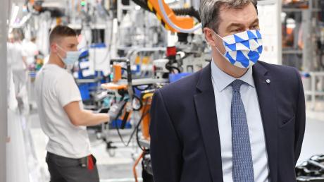 Ministerpräsident Markus Söder (CSU) hat sich bei einem Besuch in Ingolstadt über die Pandemie-Schutzmaßnahmen bei Audi informiert.
