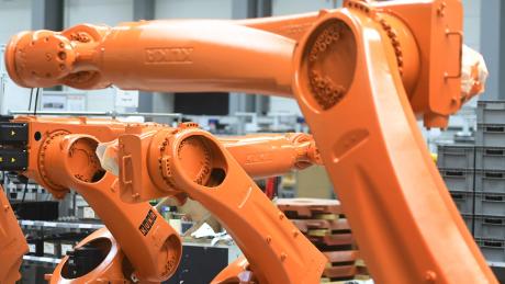 Unsicherheit ist der tägliche Begleiter vieler Beschäftigten des Augsburger Roboterbauers Kuka. Erneut steht ein möglicher Personalabbau im Raum.	