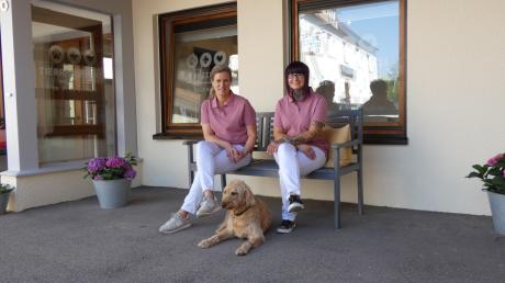 Ein eingespieltes Team: Dr. Anja Kittner (links) mit Sybille Schlegel und Praxishund Fenja.